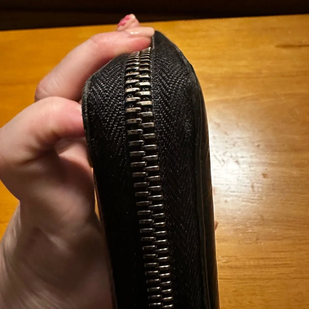 Gucci Black Embossed Leather Long Zip Wallet - Picture 6 of 9